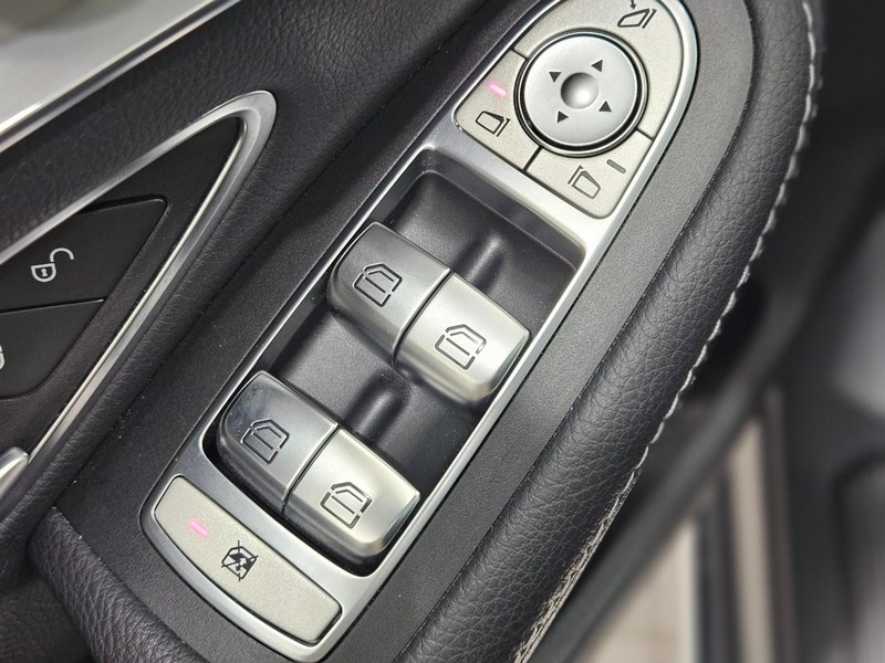 Mercedes-Benz C-Class Vehicle Image 18