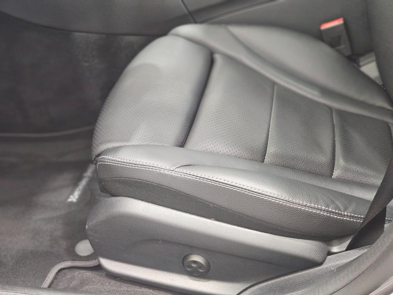 Mercedes-Benz C-Class Vehicle Image 19