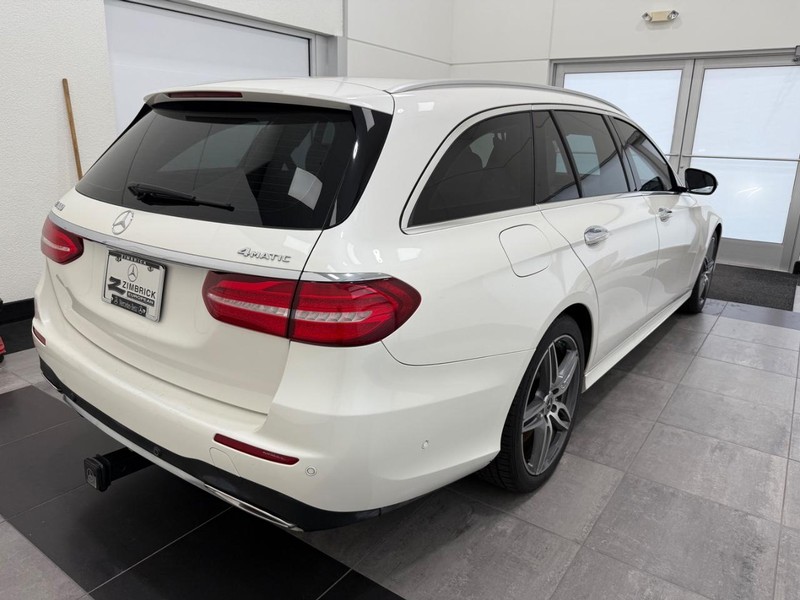 Mercedes-Benz E-Class Vehicle Image 2