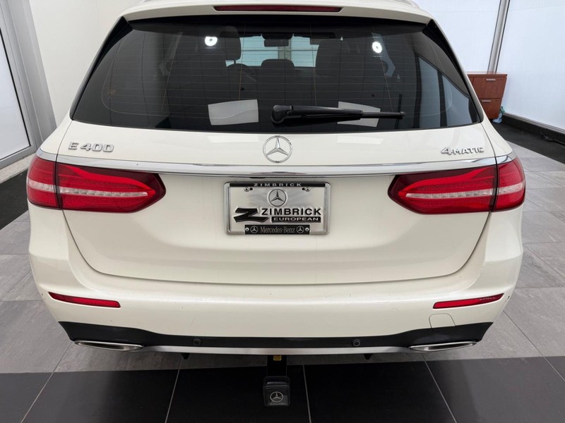 Mercedes-Benz E-Class Vehicle Image 3