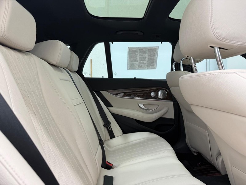 Mercedes-Benz E-Class Vehicle Image 8