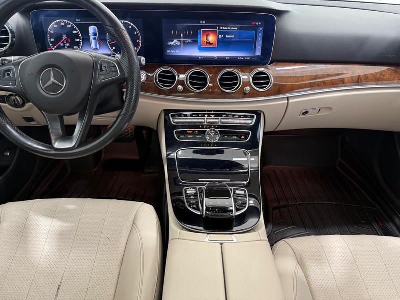Mercedes-Benz E-Class Vehicle Image 9