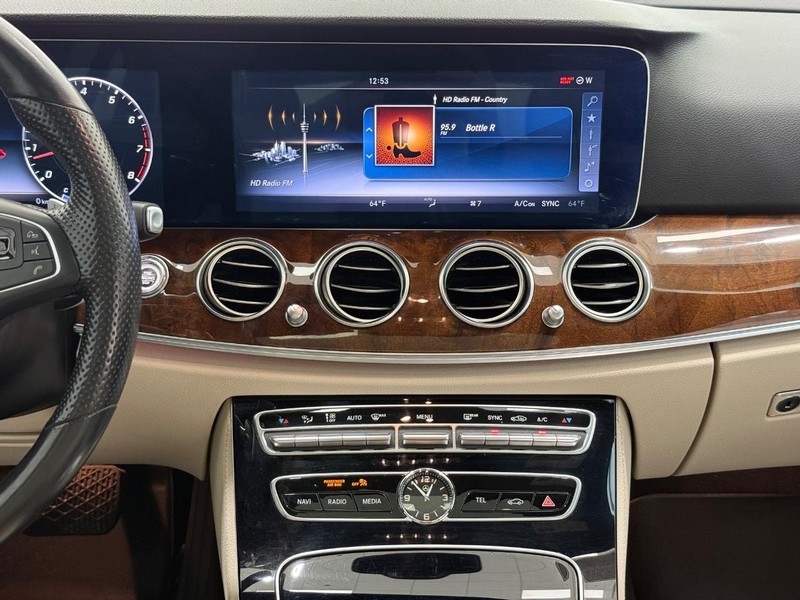 Mercedes-Benz E-Class Vehicle Image 10
