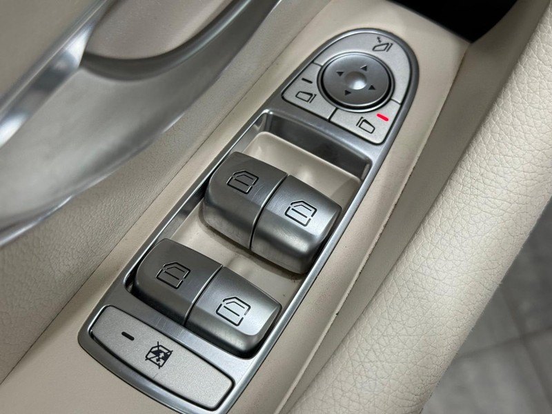 Mercedes-Benz E-Class Vehicle Image 18