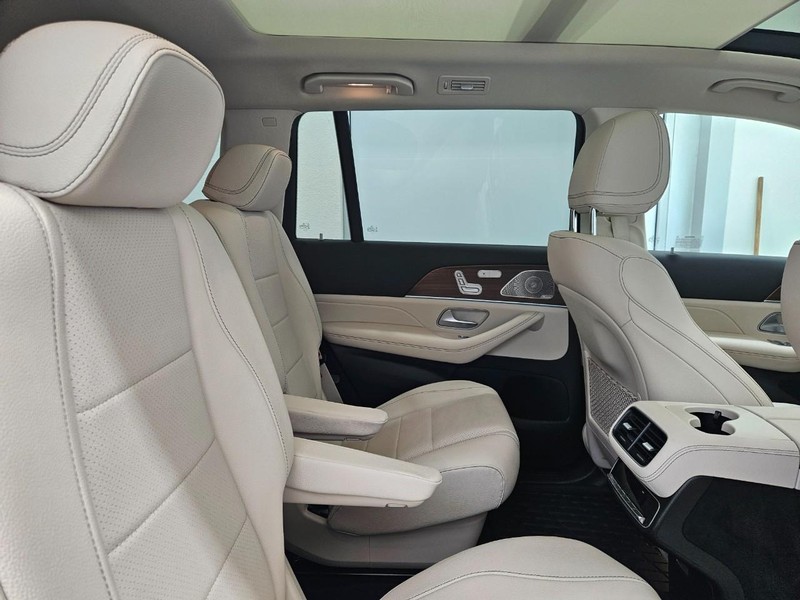 Mercedes-Benz GLS Vehicle Image 9