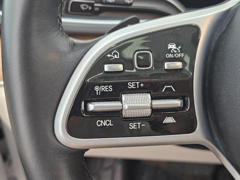 Mercedes-Benz GLS Vehicle Image 15