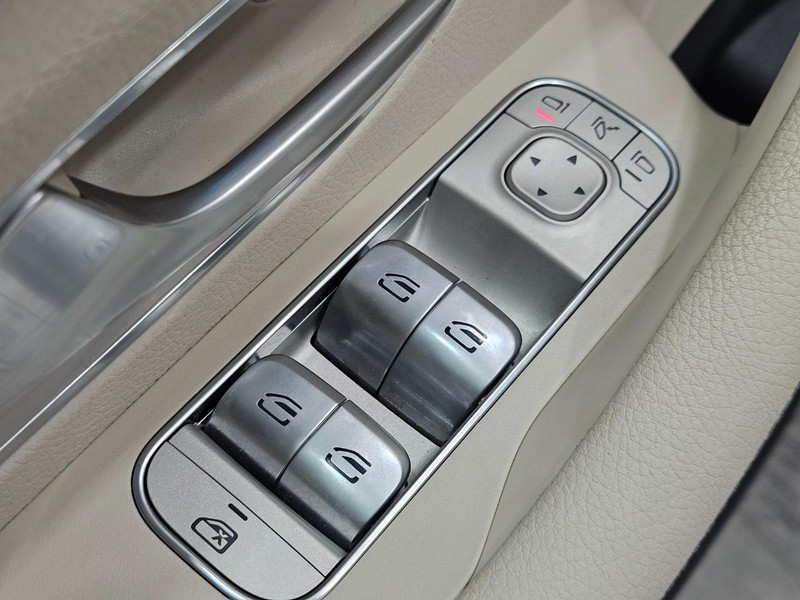 Mercedes-Benz GLS Vehicle Image 19