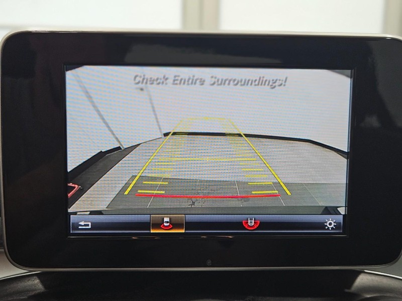 Mercedes-Benz C-Class Vehicle Image 18