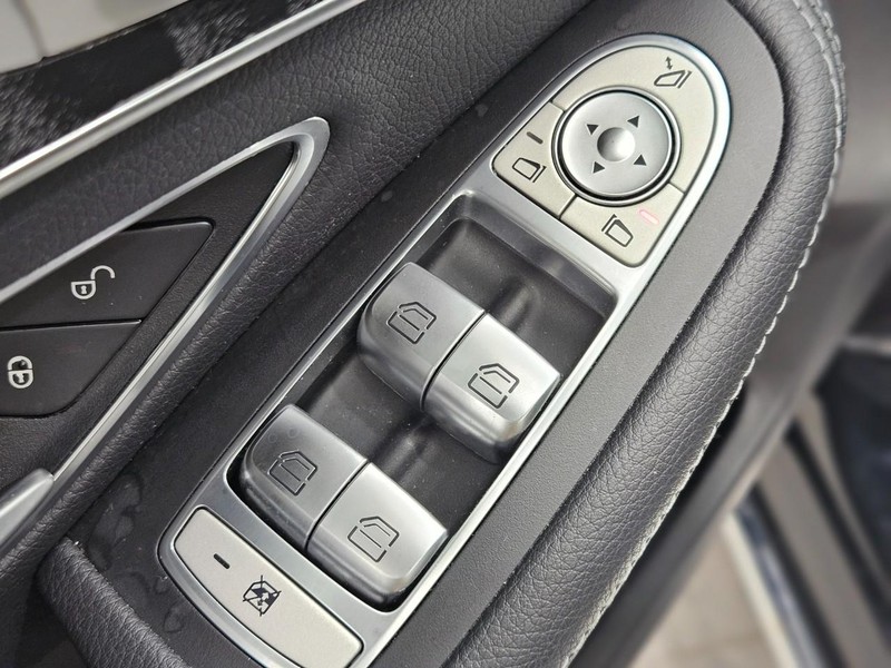Mercedes-Benz C-Class Vehicle Image 19
