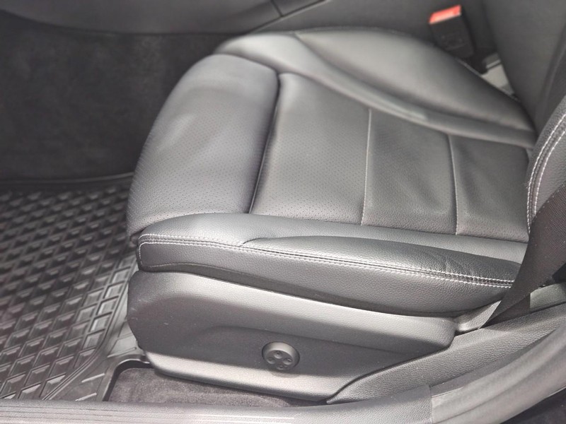 Mercedes-Benz C-Class Vehicle Image 20