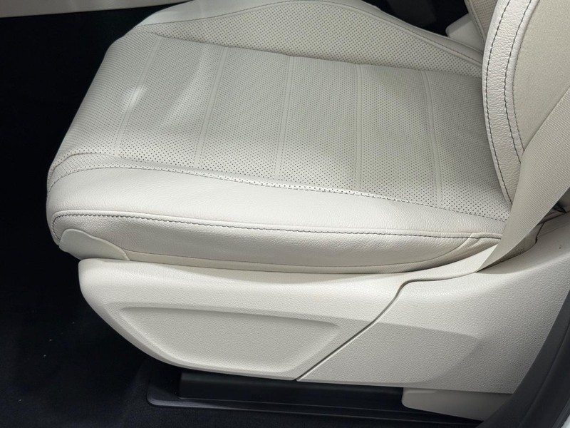 Mercedes-Benz GLE Vehicle Image 16