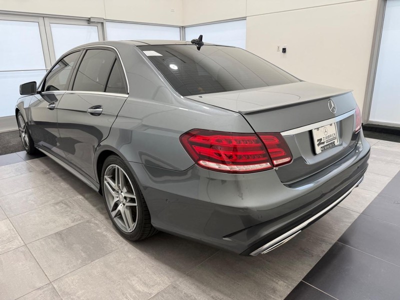Mercedes-Benz E-Class Vehicle Image 4