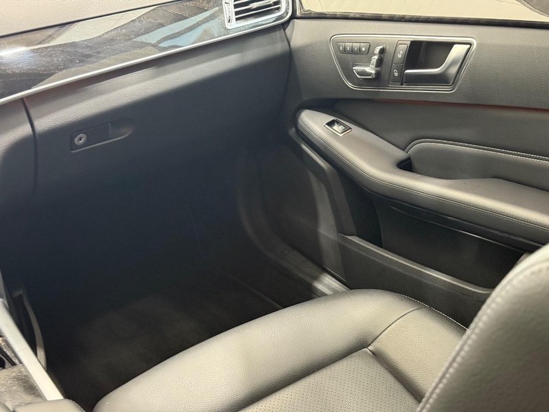 Mercedes-Benz E-Class Vehicle Image 12