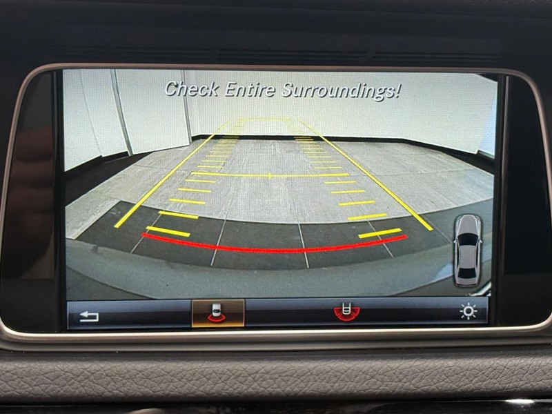 Mercedes-Benz E-Class Vehicle Image 18