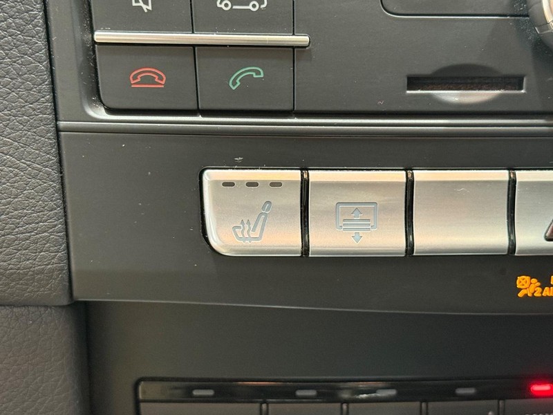 Mercedes-Benz E-Class Vehicle Image 19