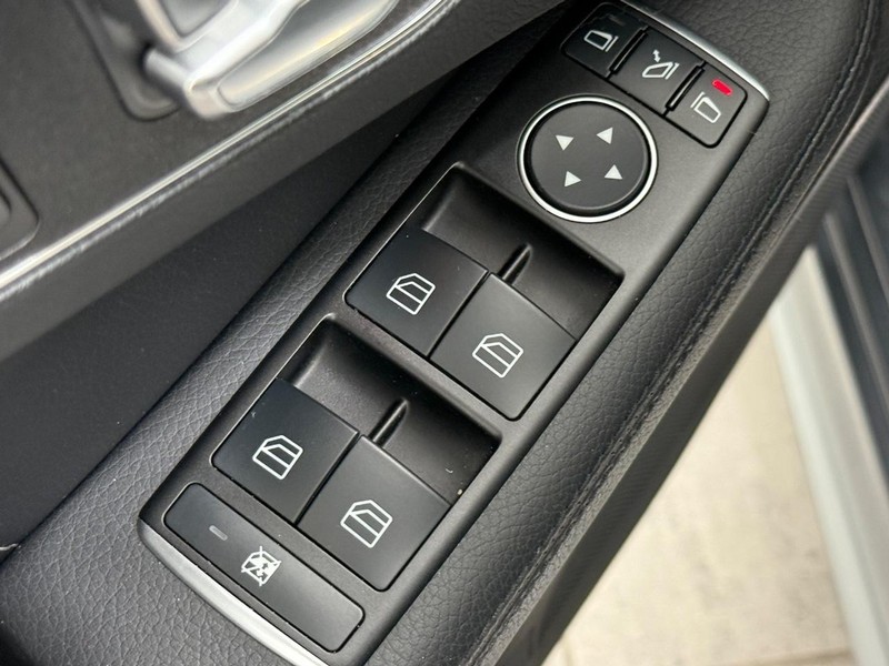 Mercedes-Benz E-Class Vehicle Image 20