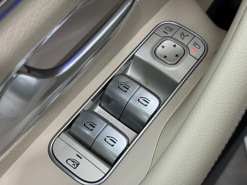 Mercedes-Benz GLE Vehicle Image 19