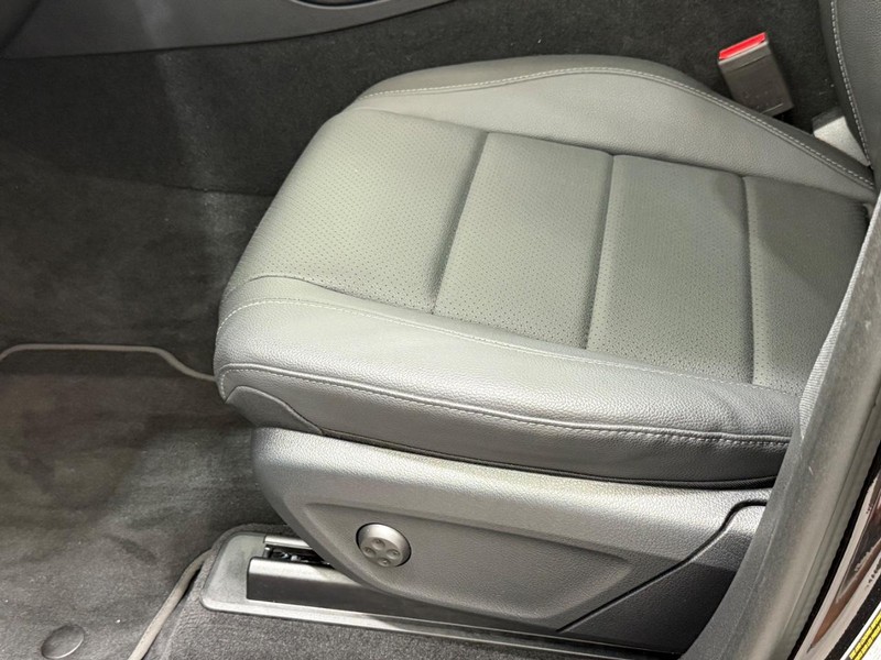 Mercedes-Benz GLS Vehicle Image 19