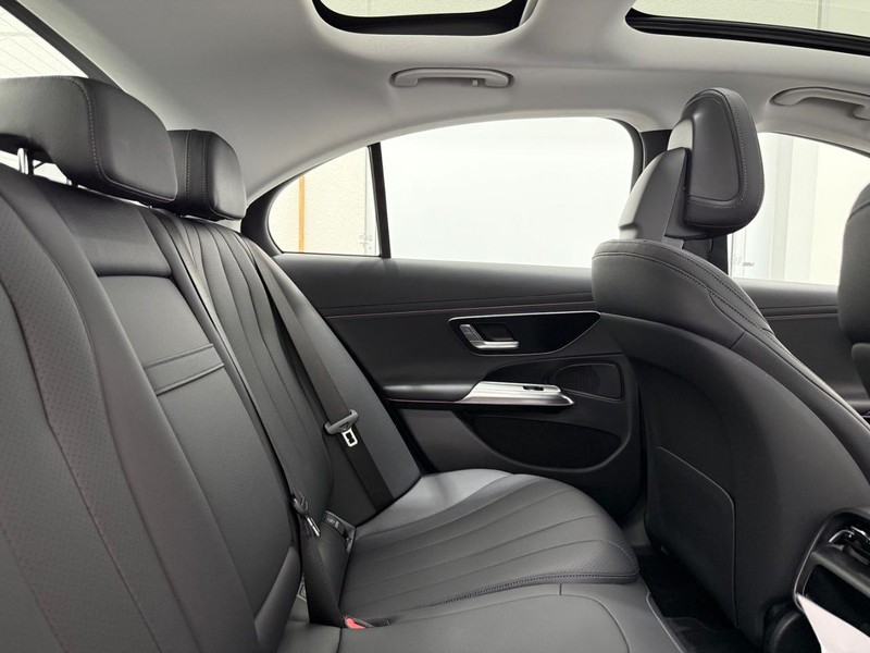 Mercedes-Benz E-Class Vehicle Image 8