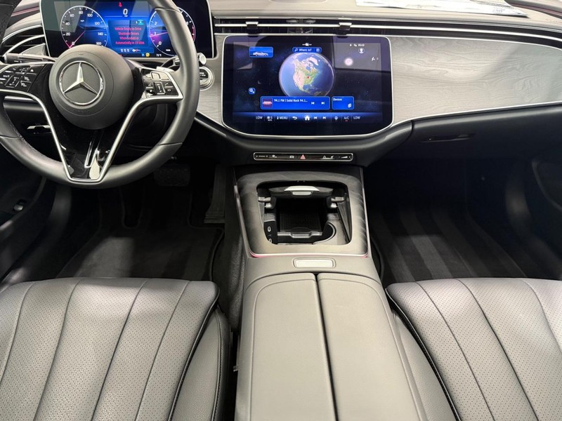 Mercedes-Benz E-Class Vehicle Image 9