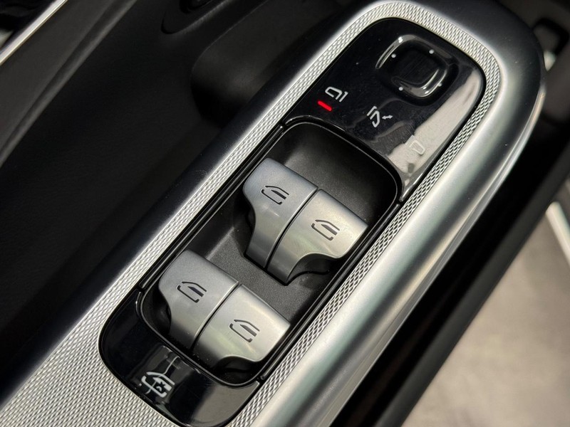 Mercedes-Benz E-Class Vehicle Image 19