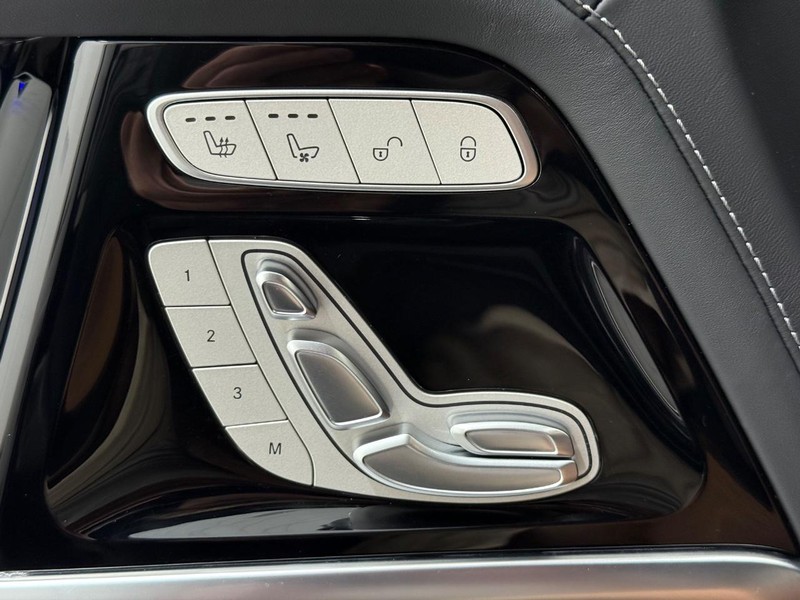 Mercedes-Benz G-Class Vehicle Image 13