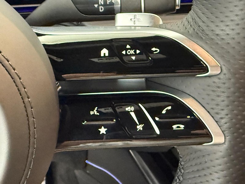 Mercedes-Benz G-Class Vehicle Image 15