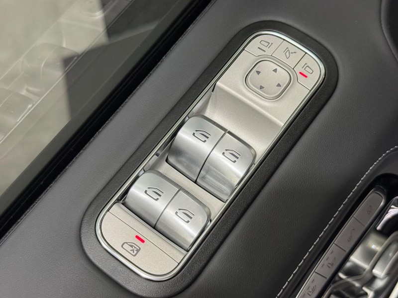Mercedes-Benz G-Class Vehicle Image 19