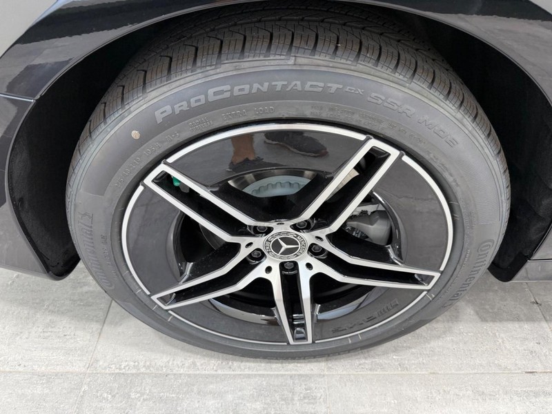 Mercedes-Benz E-Class Vehicle Image 3