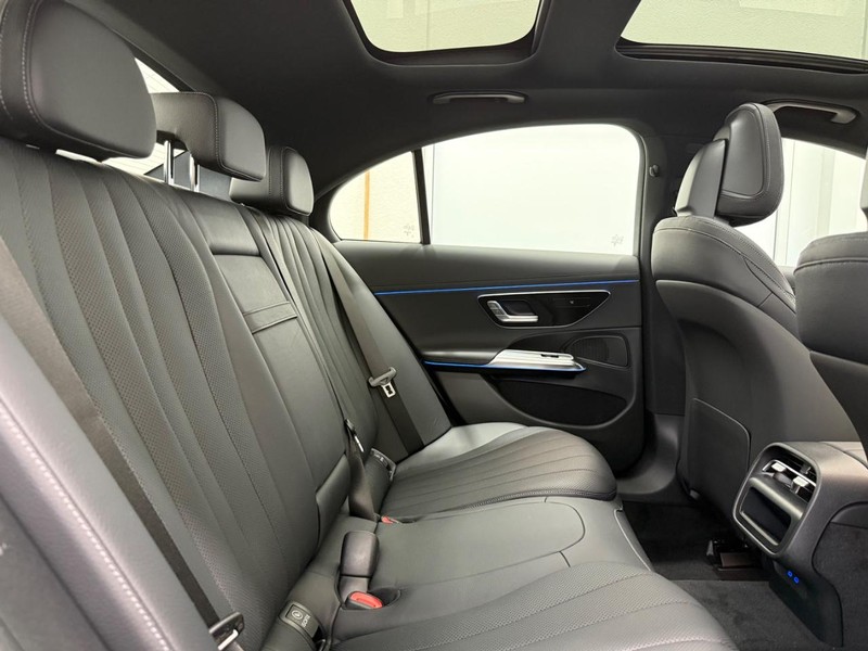 Mercedes-Benz E-Class Vehicle Image 4