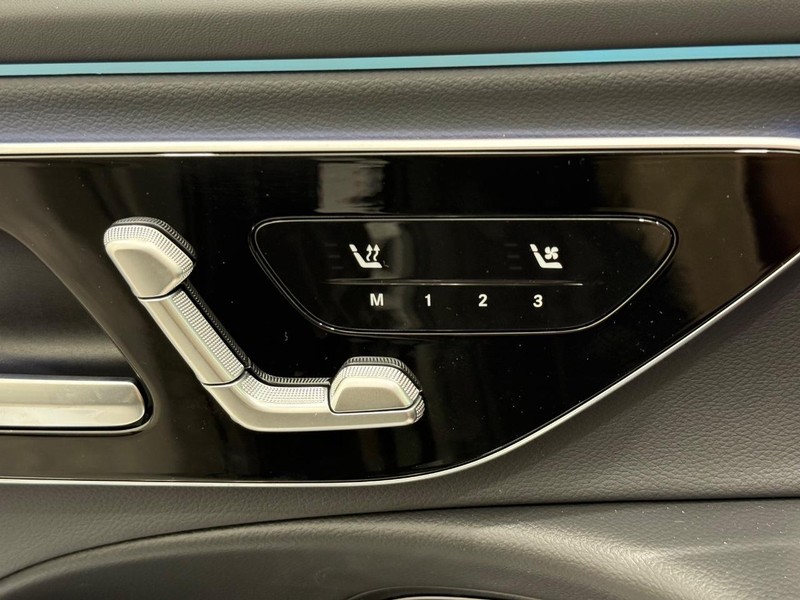 Mercedes-Benz E-Class Vehicle Image 9