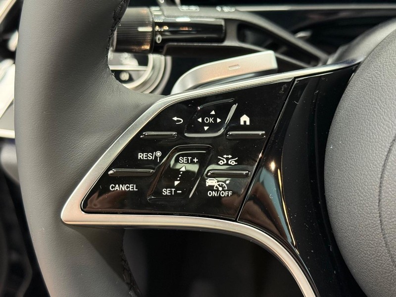 Mercedes-Benz E-Class Vehicle Image 10