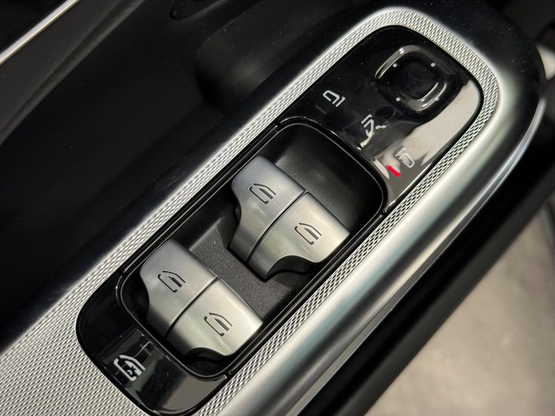 Mercedes-Benz E-Class Vehicle Image 15