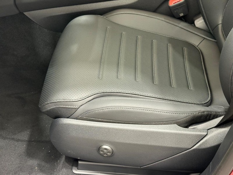 Mercedes-Benz GLC Vehicle Image 16