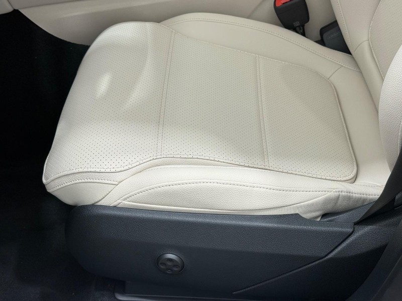 Mercedes-Benz GLC Vehicle Image 17