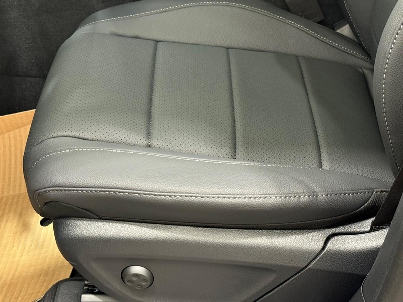 Mercedes-Benz GLE Vehicle Image 17