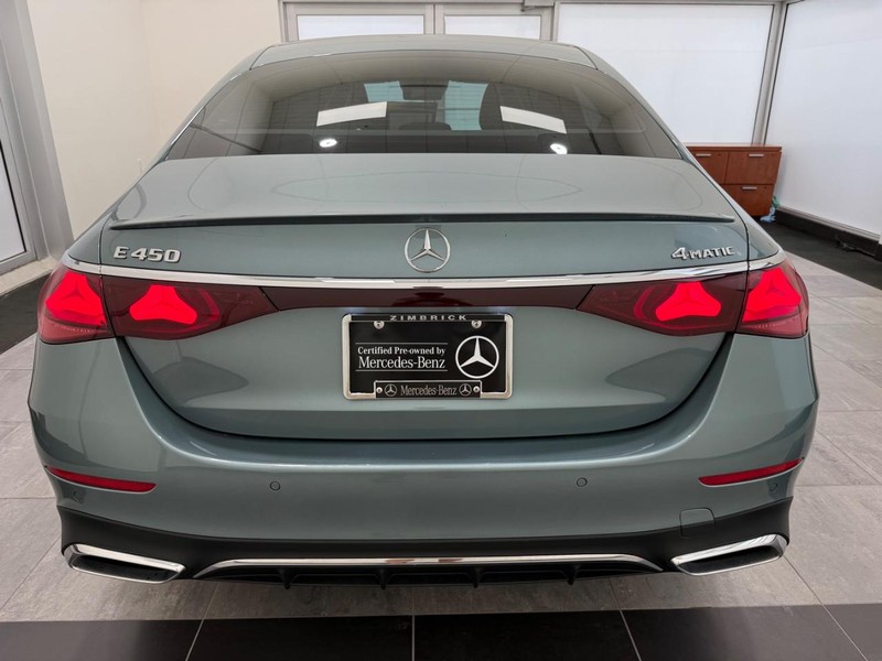 Mercedes-Benz E-Class Vehicle Image 3