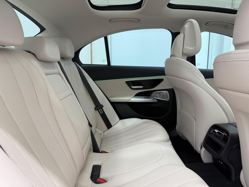 Mercedes-Benz E-Class Vehicle Image 8