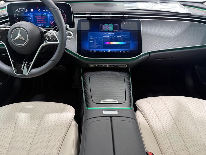 Mercedes-Benz E-Class Vehicle Image 9