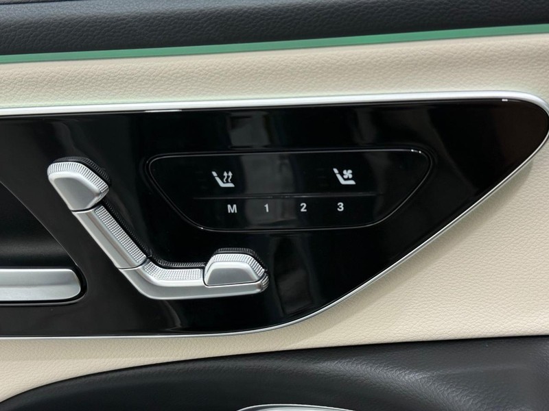 Mercedes-Benz E-Class Vehicle Image 13