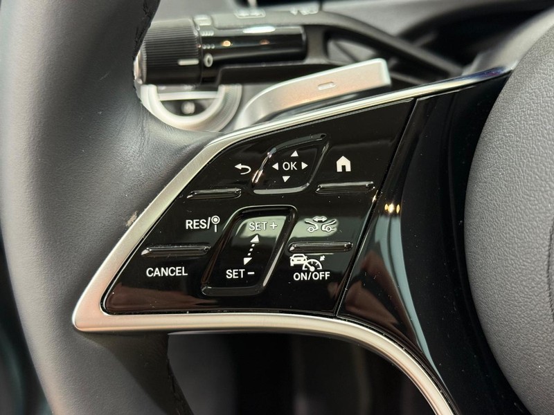 Mercedes-Benz E-Class Vehicle Image 14