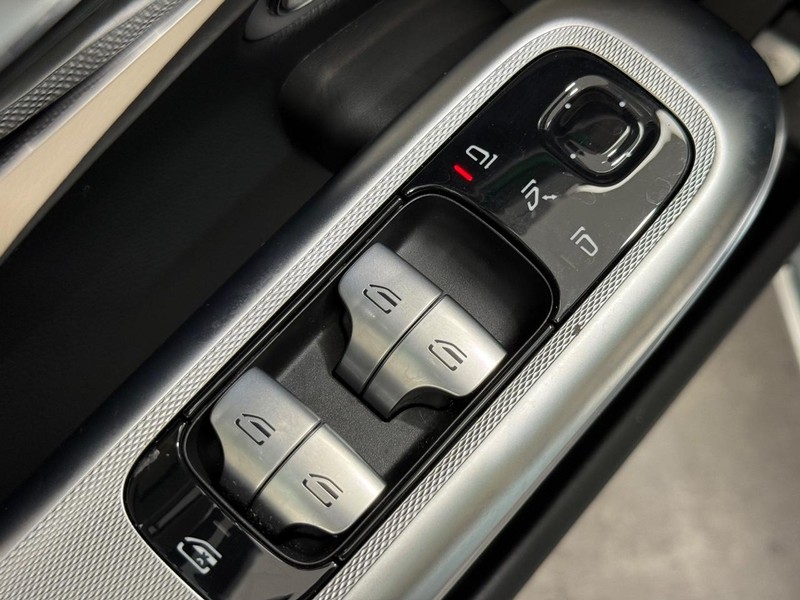 Mercedes-Benz E-Class Vehicle Image 18