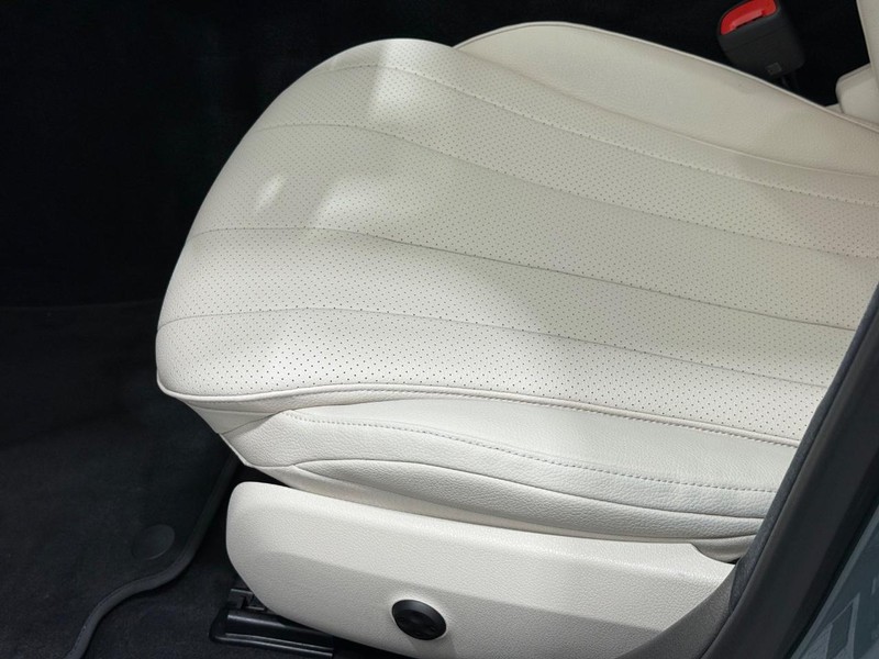 Mercedes-Benz E-Class Vehicle Image 19