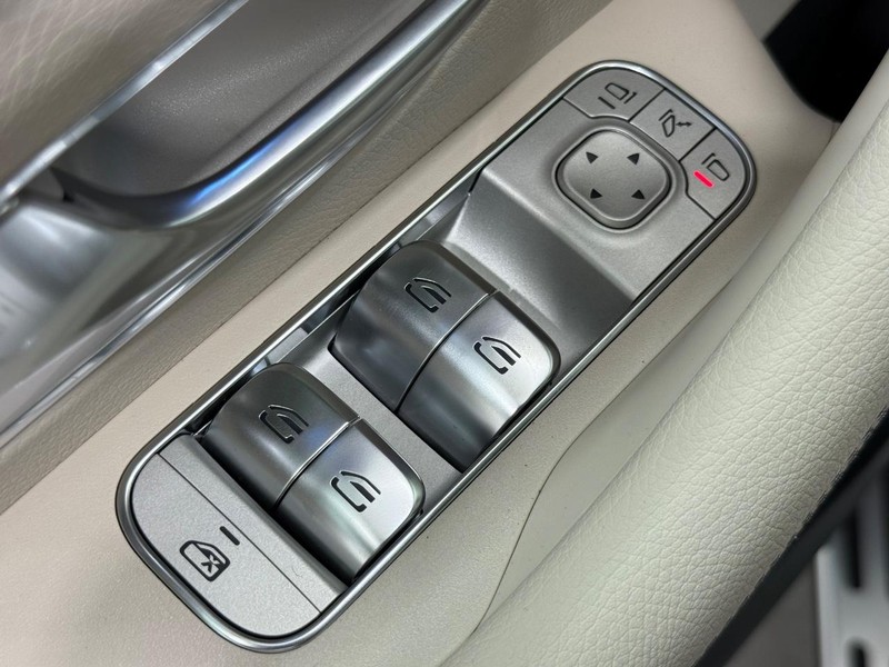 Mercedes-Benz GLE Vehicle Image 15