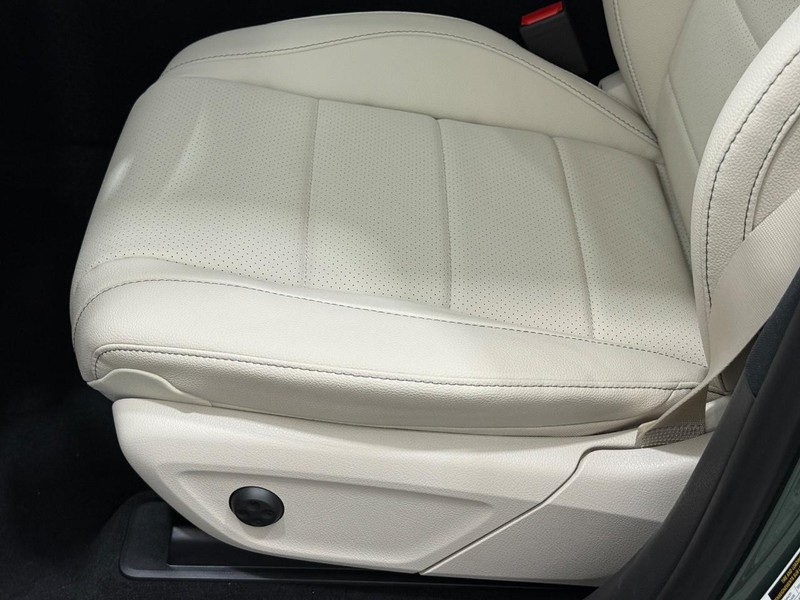 Mercedes-Benz GLE Vehicle Image 16