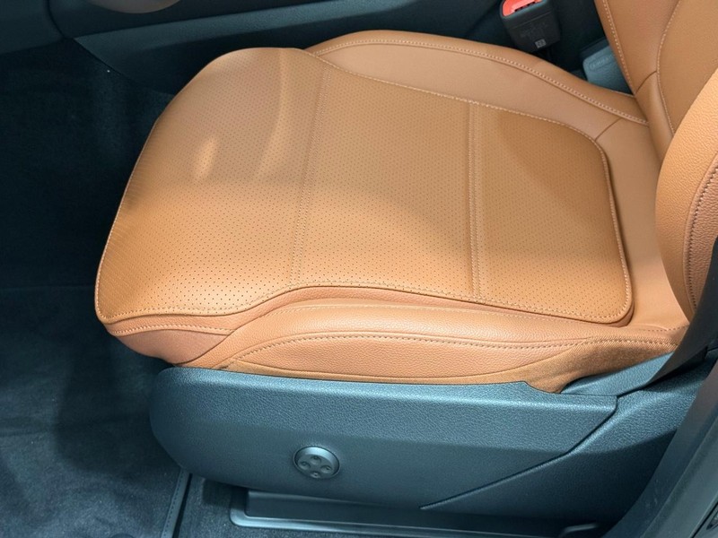 Mercedes-Benz GLC Vehicle Image 15