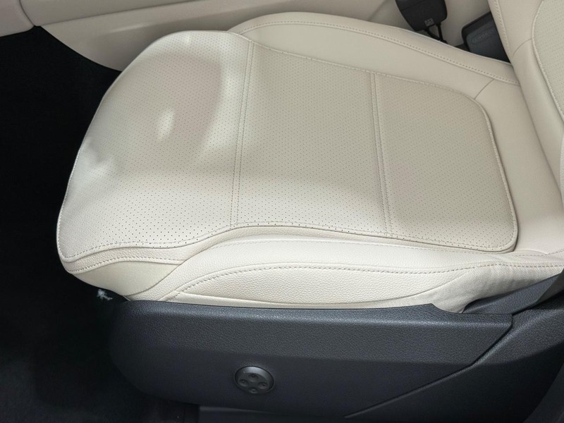 Mercedes-Benz GLC Vehicle Image 17