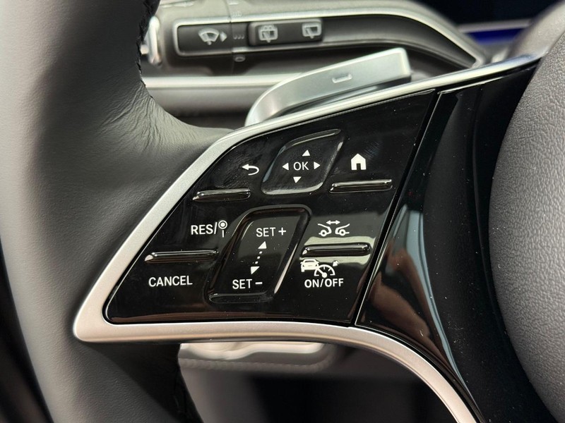 Mercedes-Benz GLE Vehicle Image 11