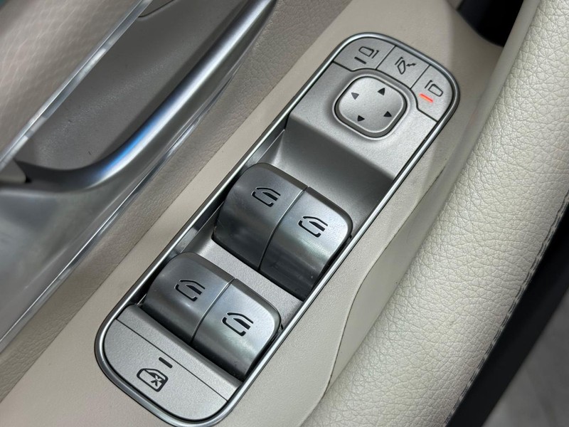 Mercedes-Benz GLE Vehicle Image 19