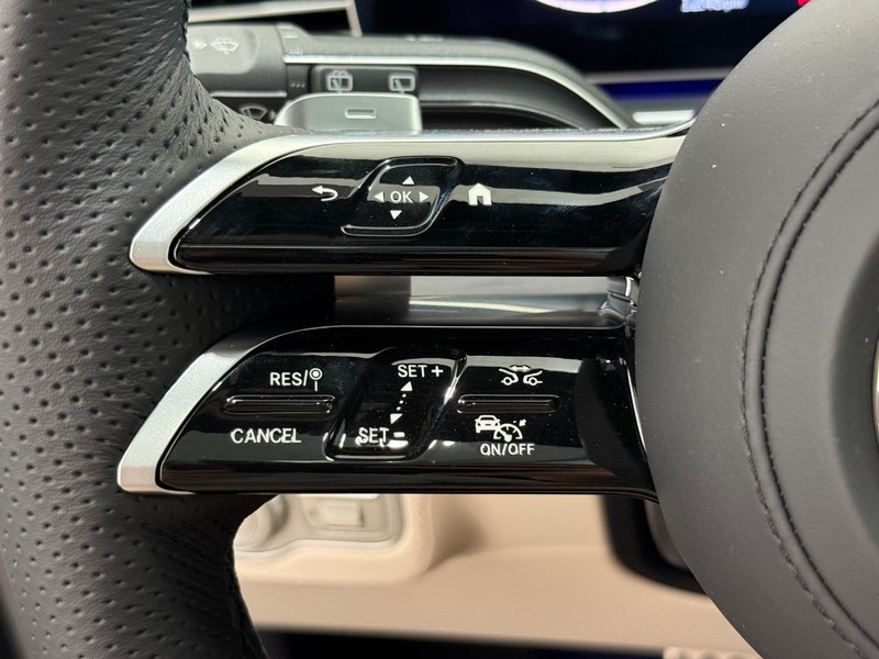 Mercedes-Benz GLS Vehicle Image 12